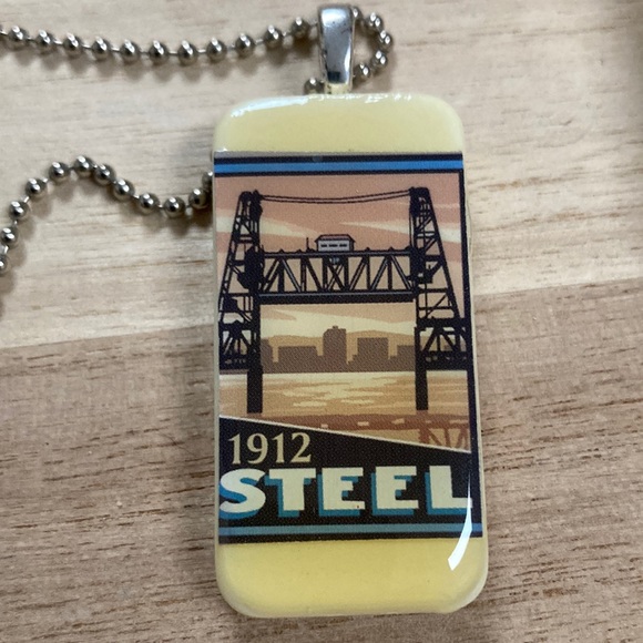 Portland , Oregons Steel Bridge. - Picture 1 of 3